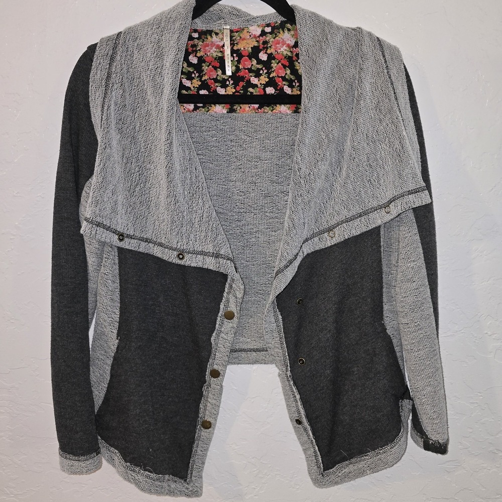 Nine‎ 1 Eight Women's Juniors Sz S Grey Snap button up Sweater 3/4 Long Sleeve